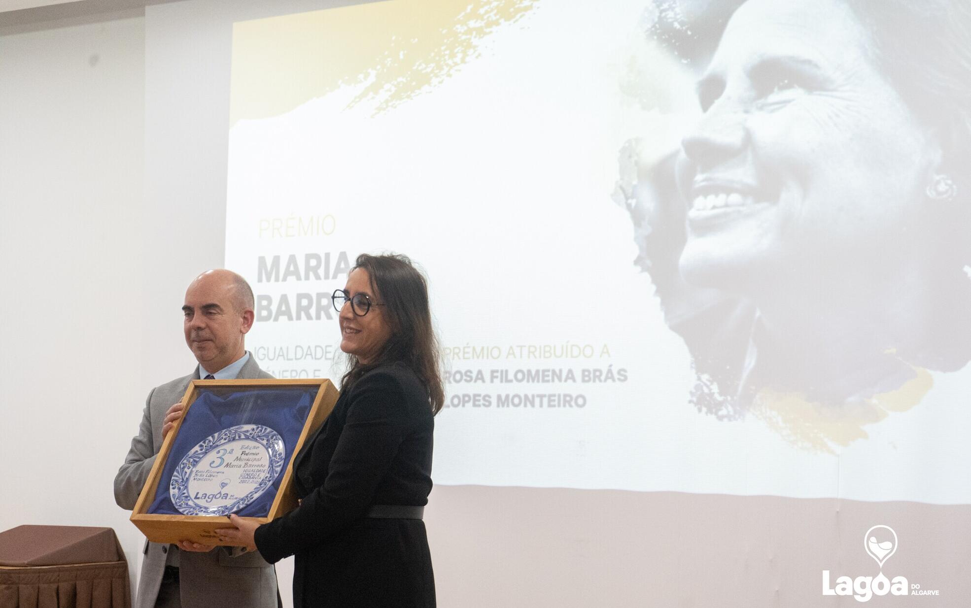 Presidente Luis Encarnação e a vencedora Rosa Monteiro