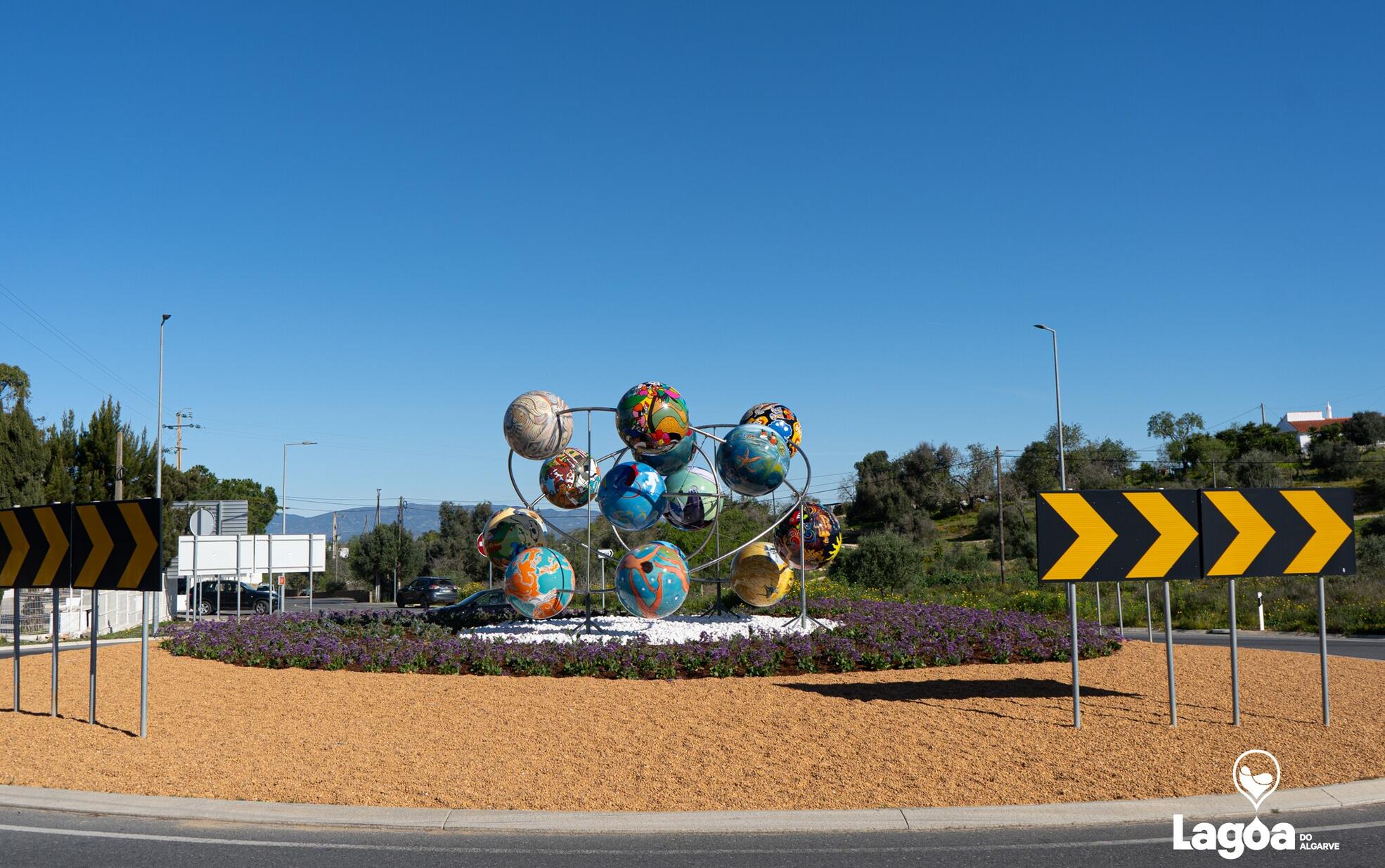 Escultura na Rotunda da Nobel International School enriquece espaço público de Lagoa