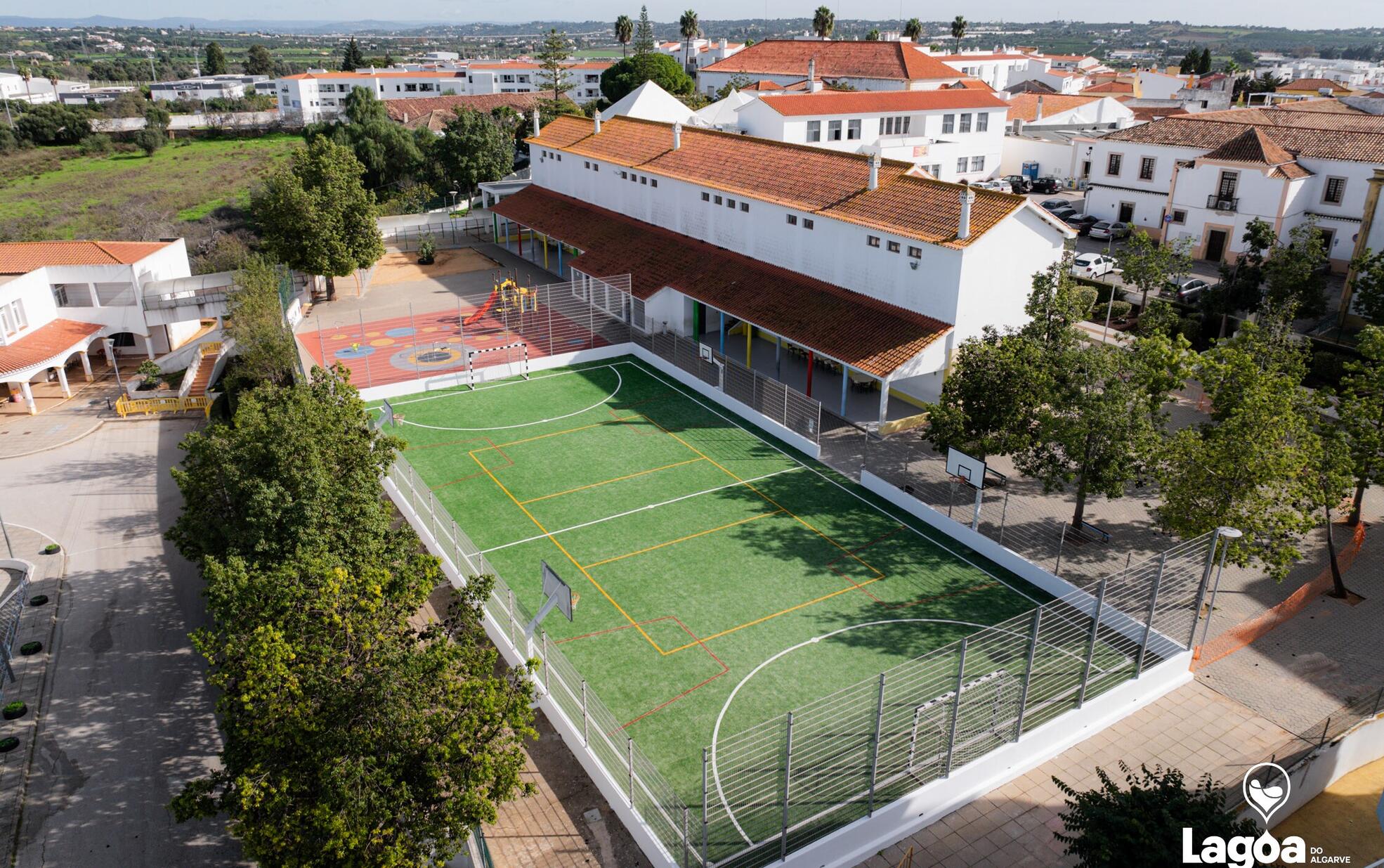 Município de Lagoa substitui piso do Campo de Jogos da Escola Básica de Lagoa