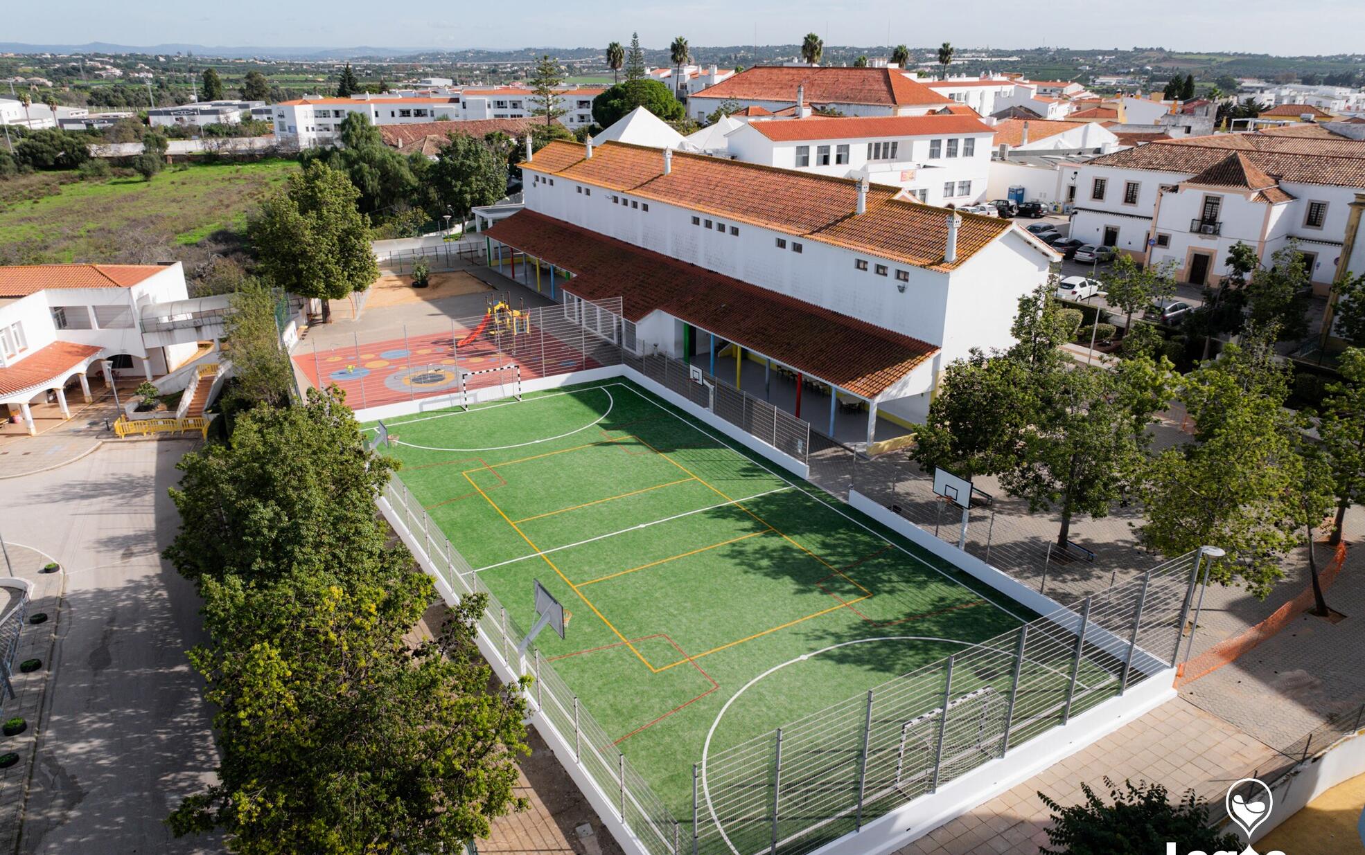 Município de Lagoa substitui piso do Campo de Jogos da Escola Básica de Lagoa