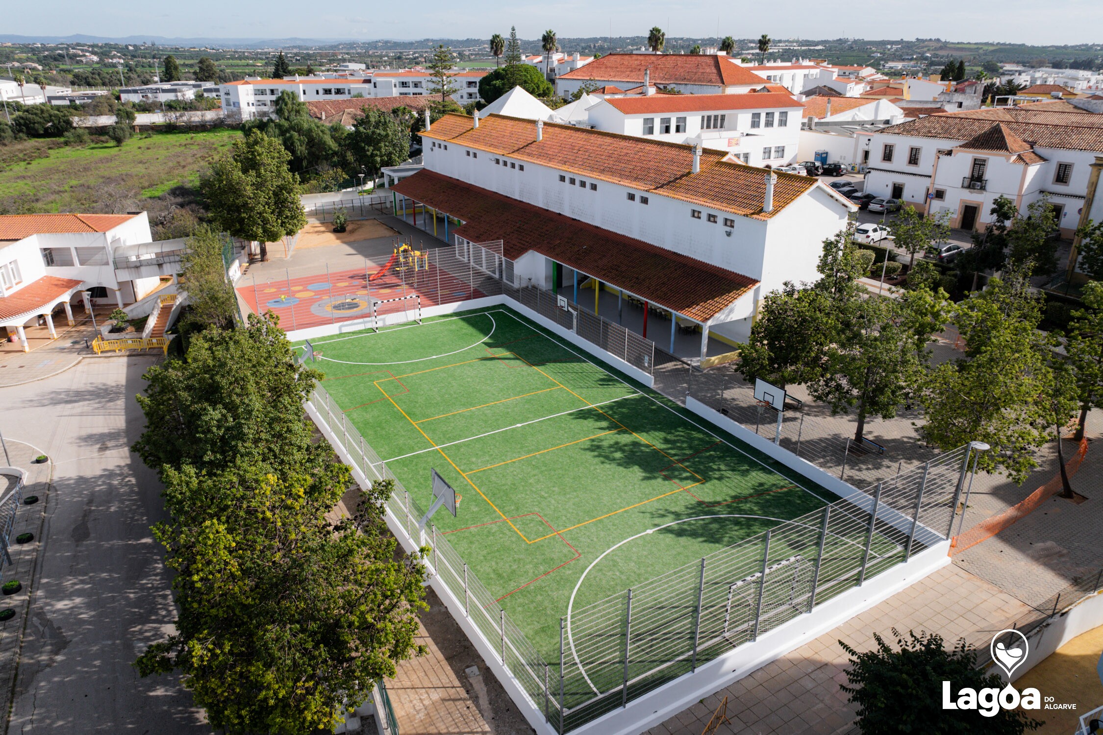 Município de Lagoa substitui piso do Campo de Jogos da Escola Básica de Lagoa